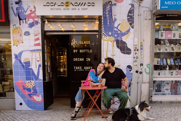 Locals & Nomads Natural Wine Bar & Shop Fachada e entrada exterior do bar de vinhos