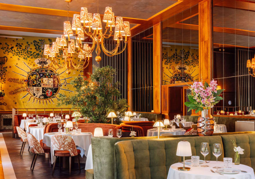 Sala de jantar clássica com candelabros e estofos verdes